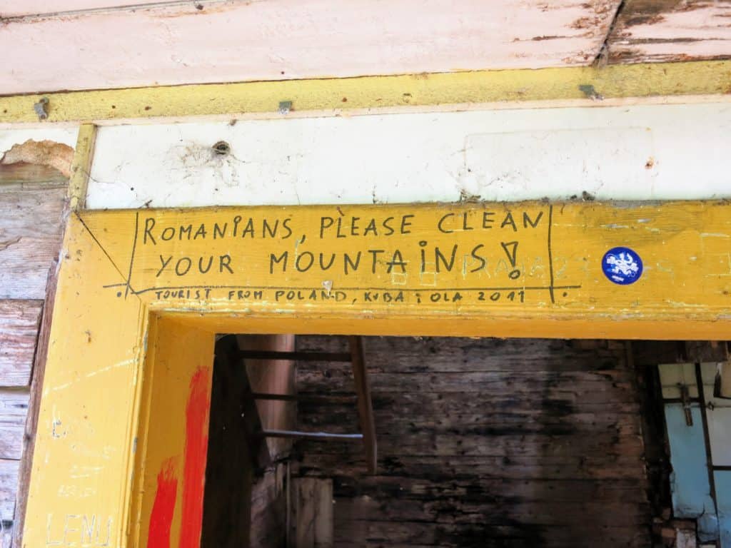 Români, vă rugăm să vă curățați munții!