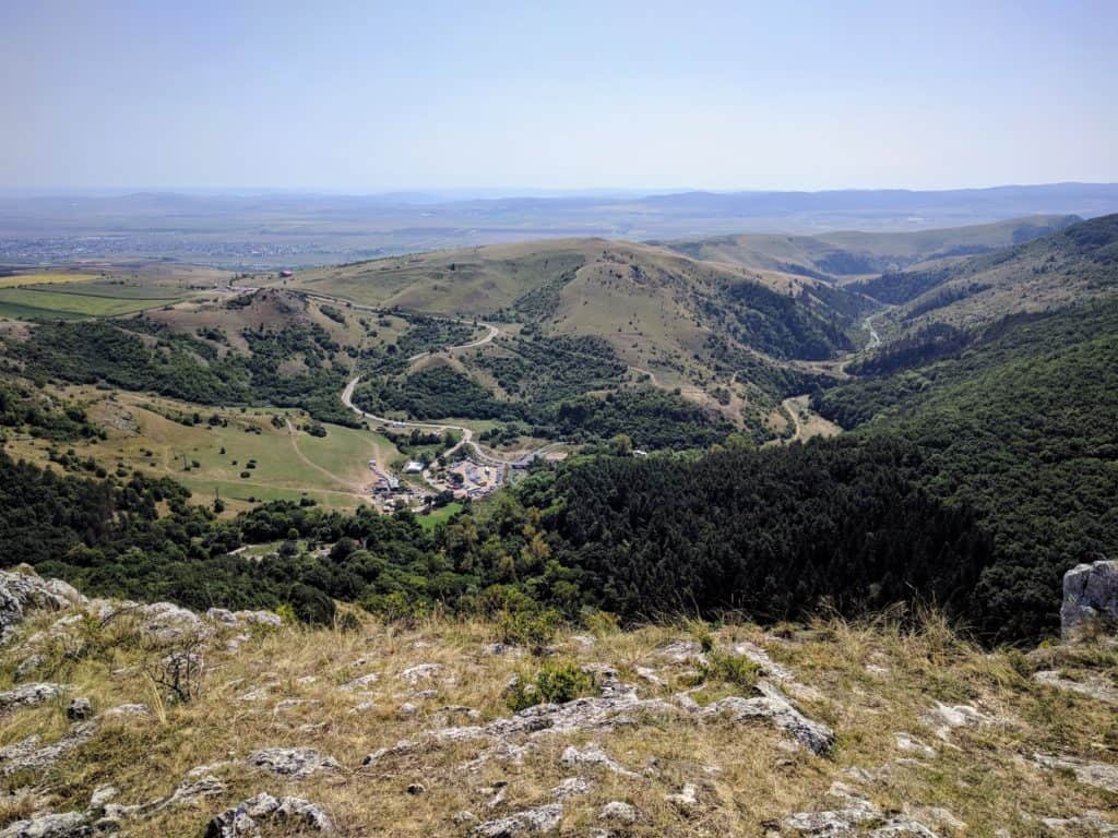 Vedere asupra locului de parcare, aflat la 40 de minute depărtare