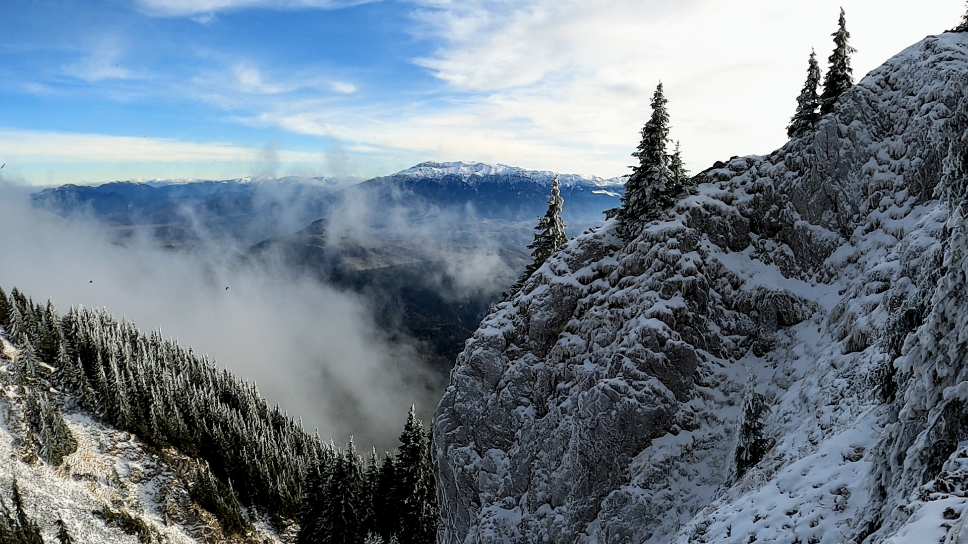 Vedere din Piatra Craiului spre Munții Bucegi