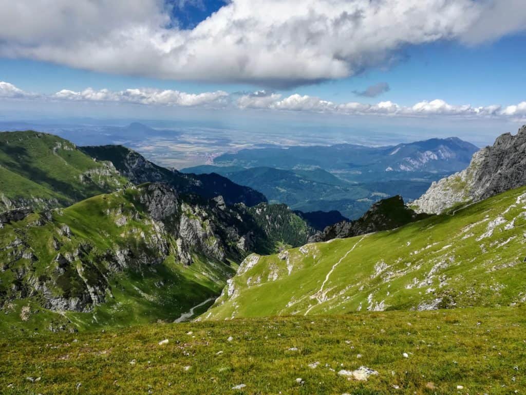 Vedere din Șaua Hornurilor asupra Văii Mălăiești și a Masivului Postăvarul