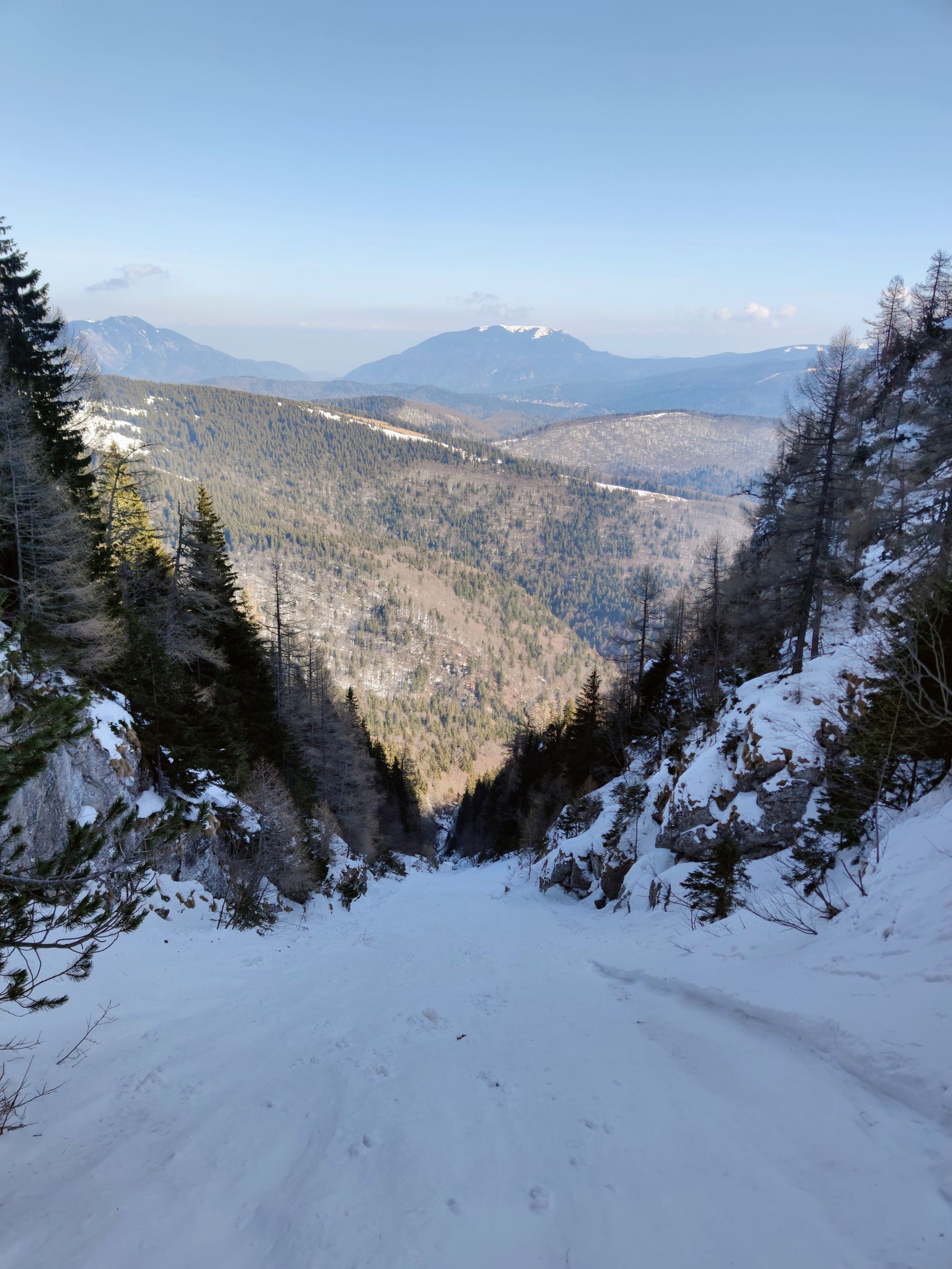 Iarna pe Valea Bujorilor spre Creasta Morarului