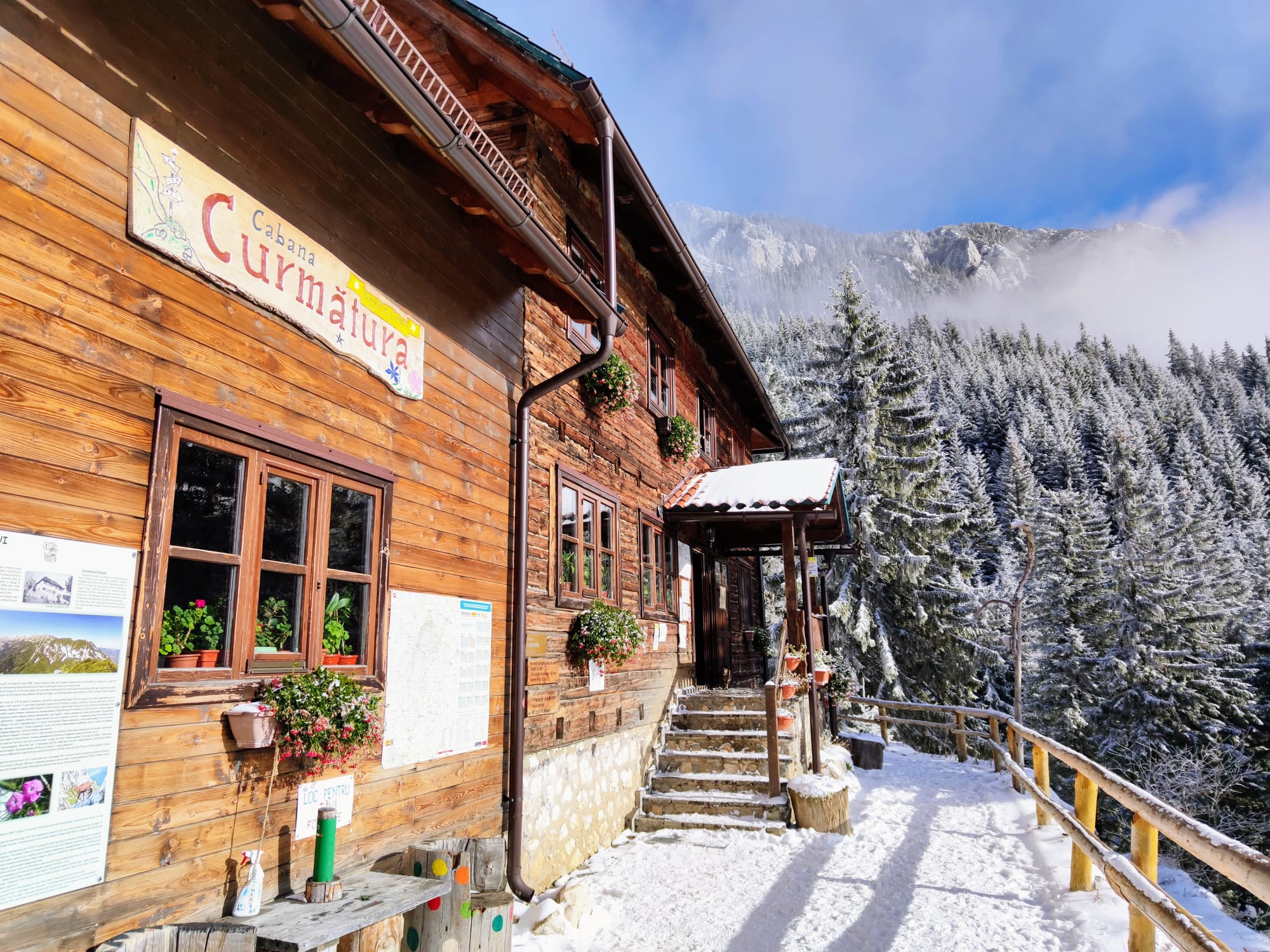 Cabana Curmătura din Piatra Craiului - trasee spre cabană și spre creastă