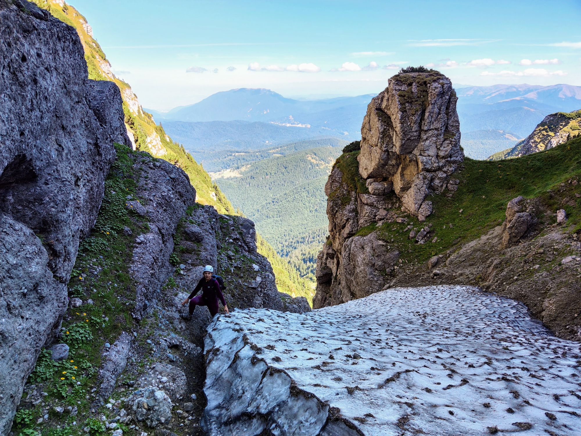 Valea Bucșoiului din Munții Bucegi - iarna și vara