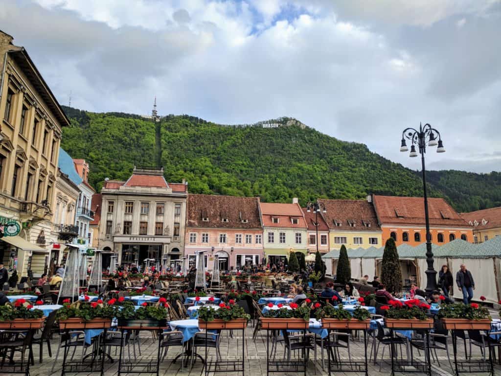 Muntele Tâmpa, cu literele BRASOV, văzut din centrul Brașovului