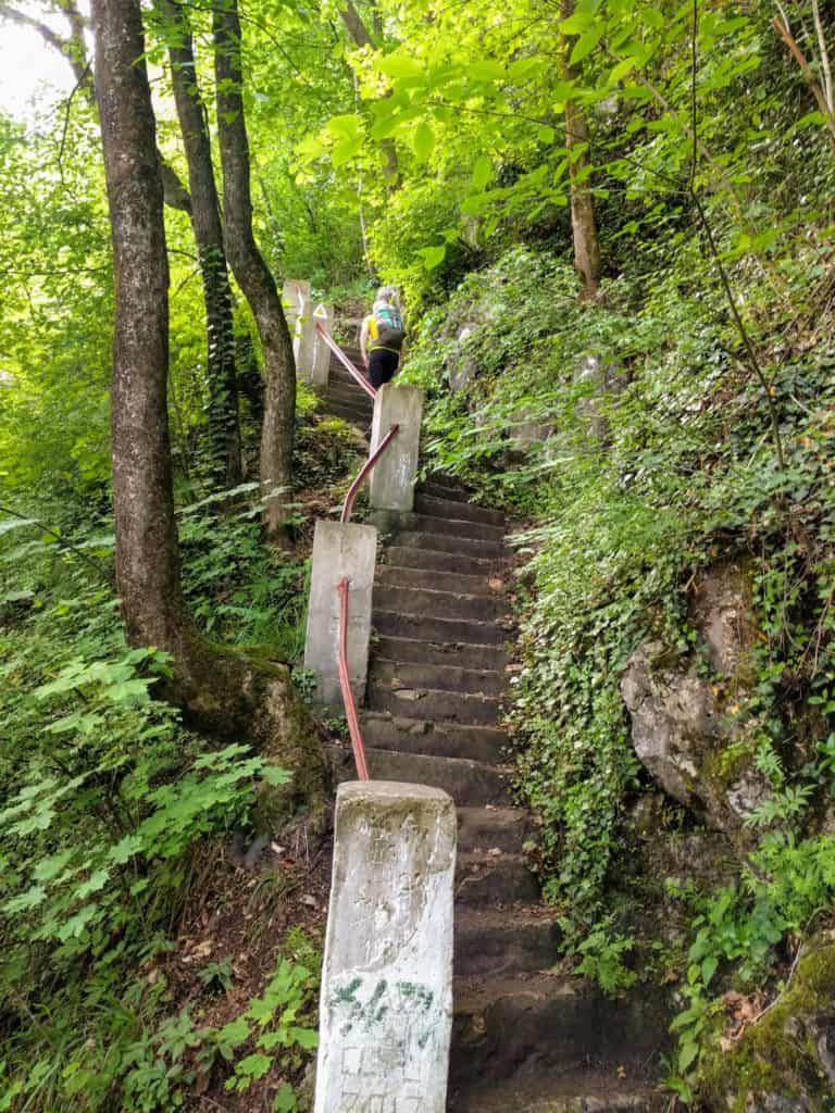 Treptele lui Gabony, poteca marcată cu triunghi galben spre Vârful Tâmpa